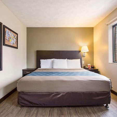Red Lion Inn & Suites Olathe Kansas City Екстериор снимка